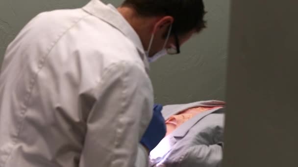 Orthodontist zet accolades op een meisje — Stockvideo