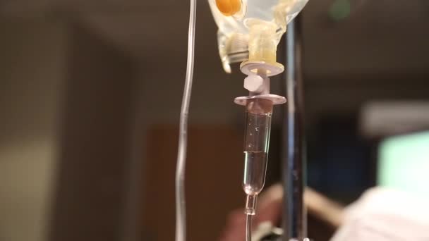 Mujer en la cama con una intravenosa — Vídeos de Stock