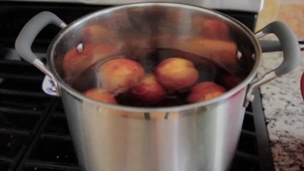 Mulher preparando pêssegos — Vídeo de Stock