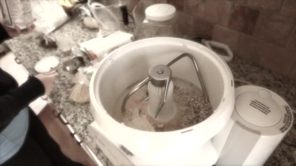 女人制作面包 — 图库视频影像
