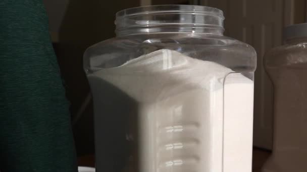 Una mujer llenando el recipiente de comida — Vídeos de Stock