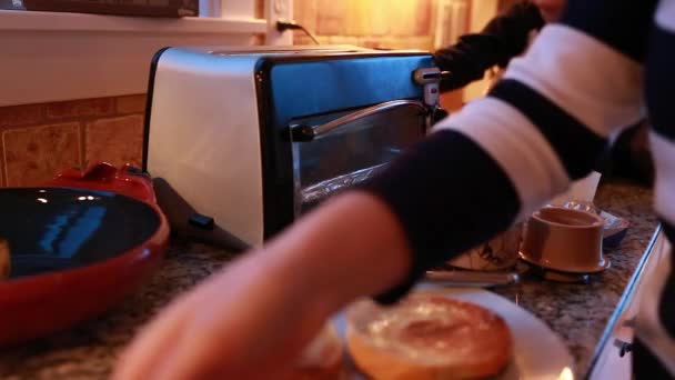 Vrouw verspreiding van kaas op bagels — Stockvideo