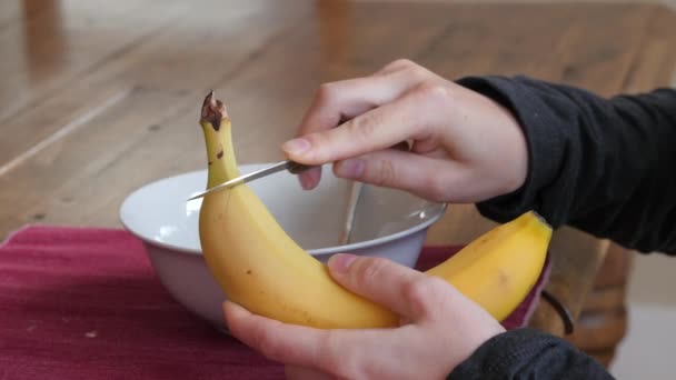 Woman banana and granola for breakast — Stock Video