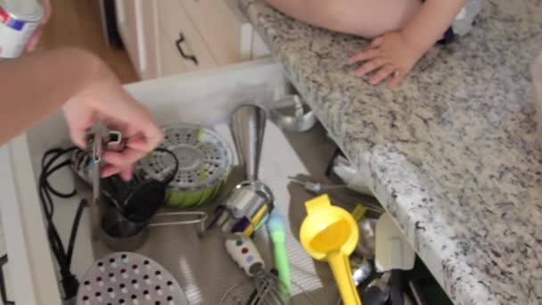 Ragazzo che aiuta in cucina — Video Stock