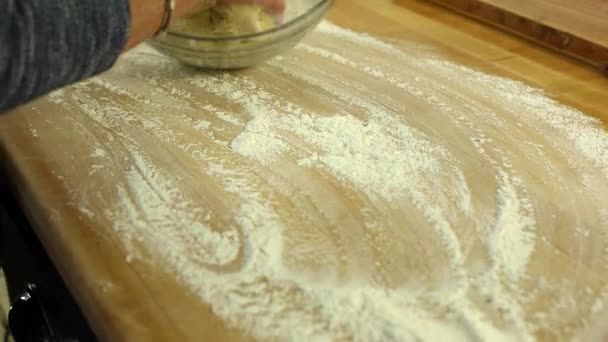 Женщина делает тесто — стоковое видео