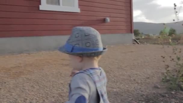 Chłopiec bawi się skała — Wideo stockowe