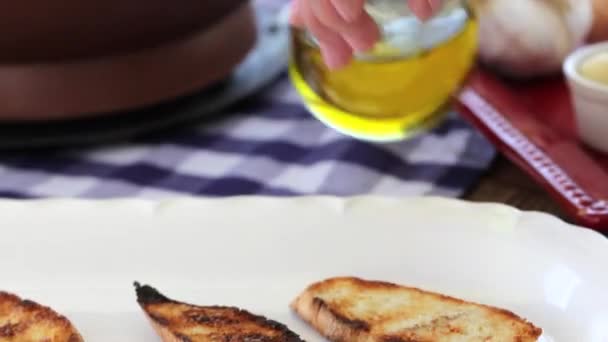 Donna versa olio sulle baguette — Video Stock