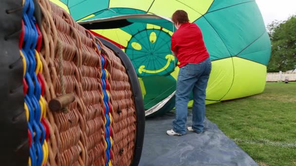 Pilota che prepara palloncino — Video Stock