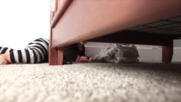 그의 침대 옆에 있는 재생 하는 아기 — 비디오