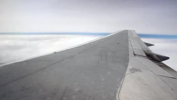 Vliegtuig vleugel boven de wolken — Stockvideo