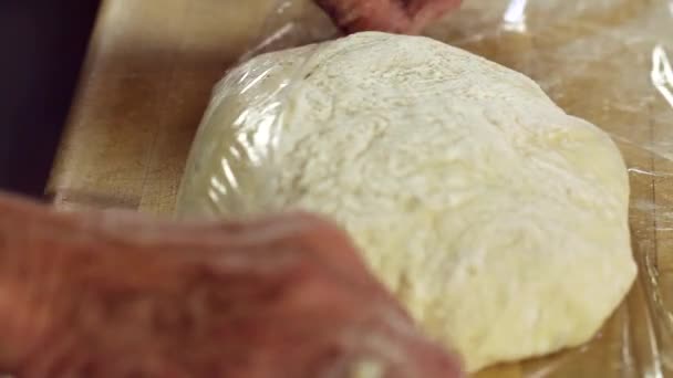 Женщина, делающая хлеб — стоковое видео