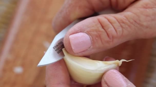 Γυναίκα peeling φρέσκο σκόρδο — Αρχείο Βίντεο