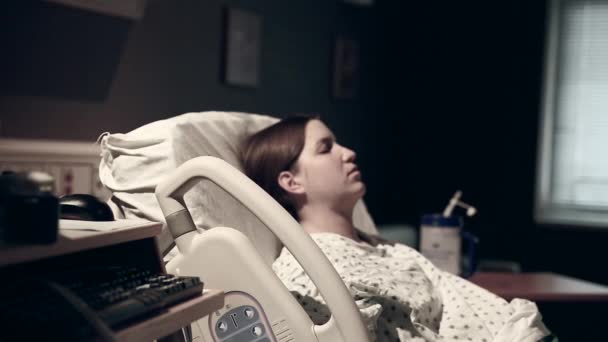 Mulher em trabalho de parto com contrações — Vídeo de Stock