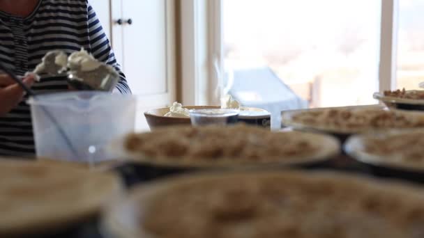 Женщина делает мясные пироги — стоковое видео