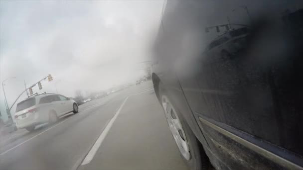 Coche de conducción a través de la ciudad — Vídeo de stock