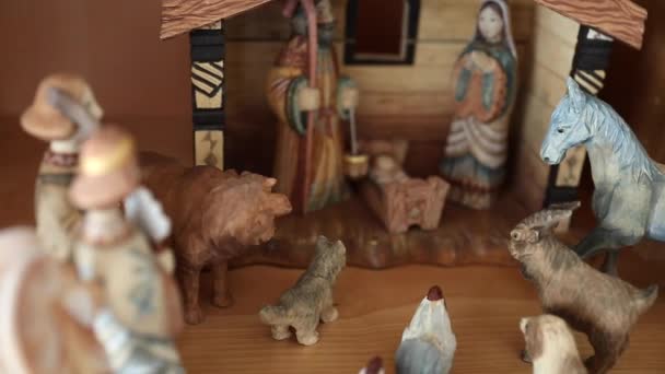 En vacker hand snidade och målade Födelsekyrkan Creche — Stockvideo