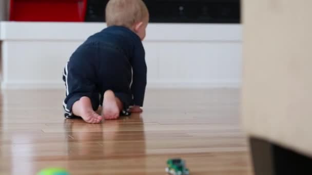 Niño arrastrándose en el suelo — Vídeos de Stock
