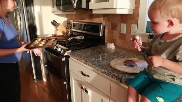 Vrouw en jongen bakken cookies en pizza — Stockvideo