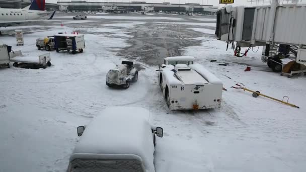 空港が雪に覆われています。 — ストック動画