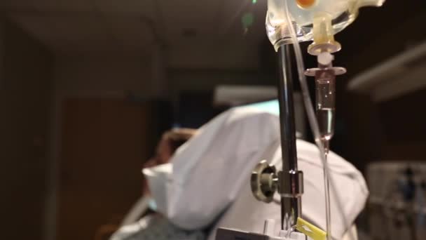 Mujer en la cama con una intravenosa — Vídeo de stock