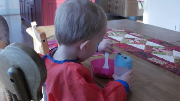 Jongen zijn ontbijt eten — Stockvideo