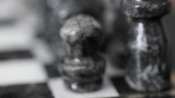 Schwarze Schachfiguren — Stockvideo