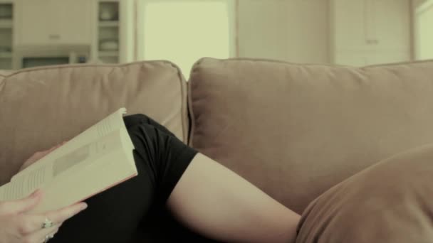 Een vrouw die een boek leest — Stockvideo