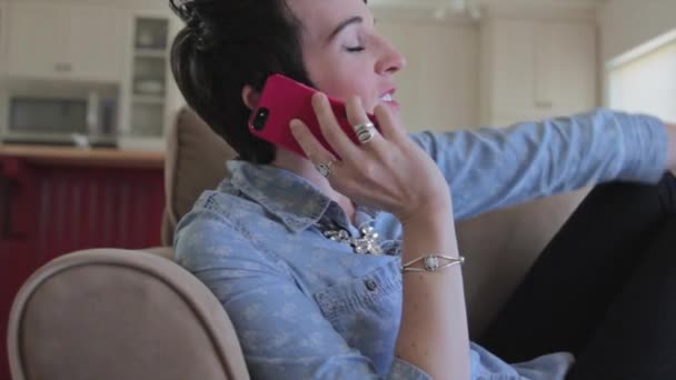 Γυναίκα μιλάει στο τηλέφωνο — Αρχείο Βίντεο