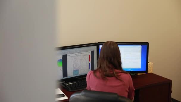 Vrouw werkt op de computer — Stockvideo