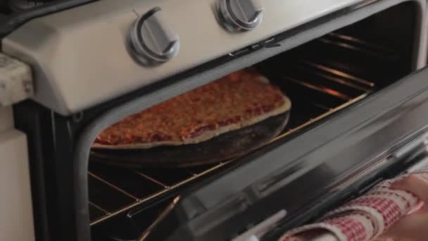 Cocción de pizza en el horno — Vídeo de stock