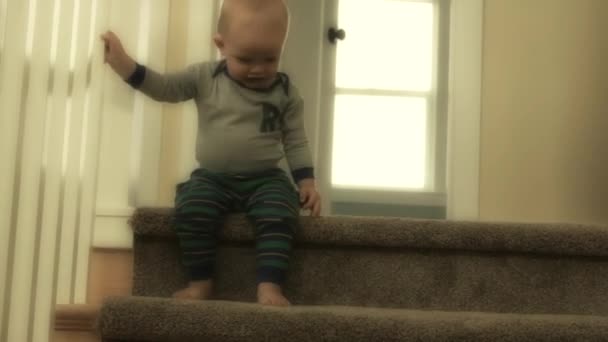 Niño jugando en las escaleras — Vídeo de stock