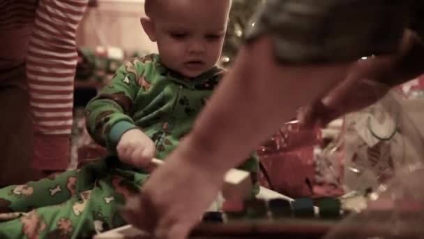 男孩打开他的圣诞礼物 — 图库视频影像