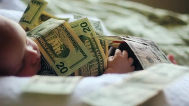 Baby with twenty dollar bills — Stock Video