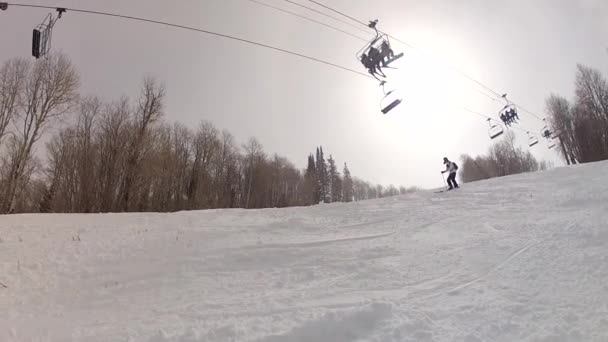 Vrouw in een sneeuwstorm winter skiën — Stockvideo