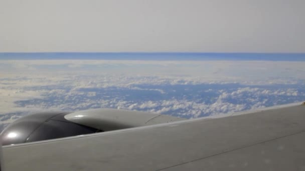 Skrzydła samolotu nad chmurami — Wideo stockowe