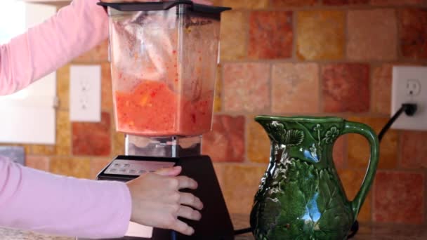 Vrouw maakt een vrucht smoothie — Stockvideo
