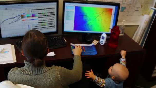 仕事で母親と男の赤ちゃん — ストック動画