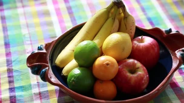 Свежие фрукты на столе — стоковое видео