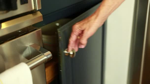Une femme attrape un bol de mélange de l'armoire — Video