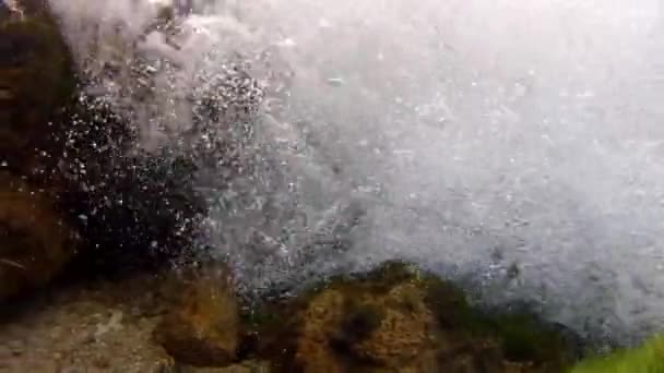 Vackra vattenfall under vattnet — Stockvideo