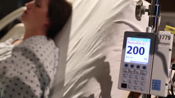 Mujer en la cama con una intravenosa — Vídeos de Stock