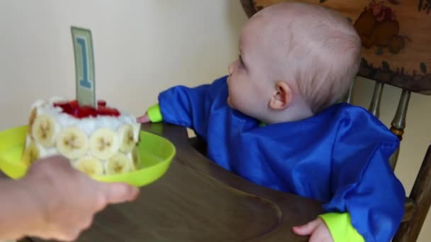 Pojken njuter av hans tårta — Stockvideo