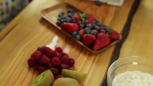 Frau macht eine Frucht-Torte — Stockvideo