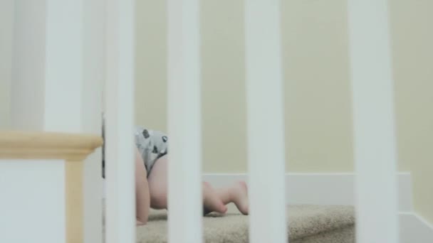 Мальчик играет на лестнице — стоковое видео