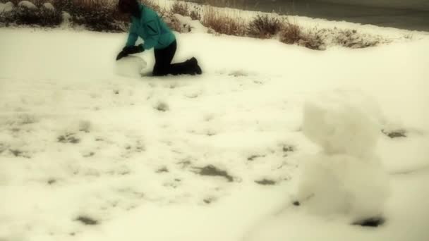 Mãe e menino brincando na neve — Vídeo de Stock