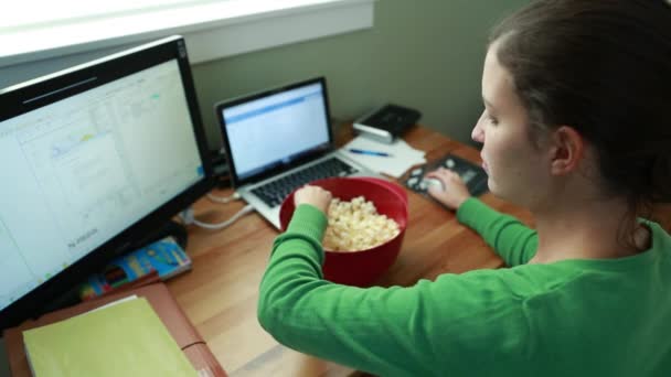 Femme snacking sur pop-corn — Video