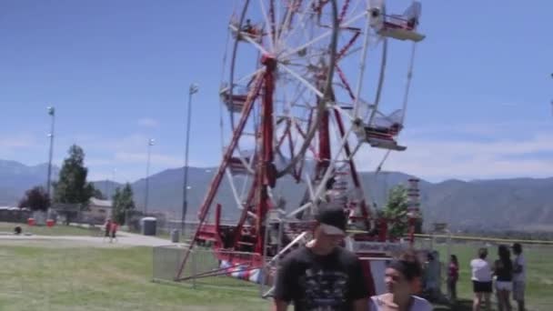 Family walking through a carnival — Stock Video