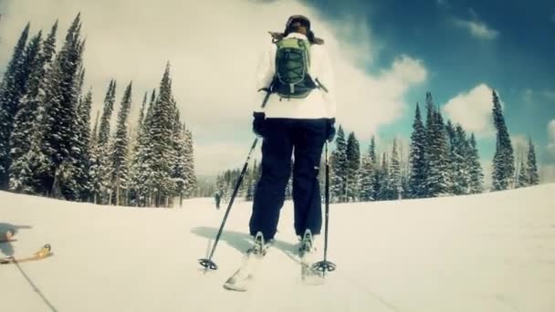 Άνθρωποι σκι σε ένα πανέμορφο ορεινό θέρετρο — Αρχείο Βίντεο