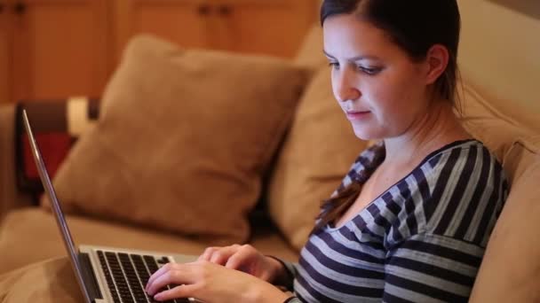 Mujer trabajando en la computadora — Vídeo de stock