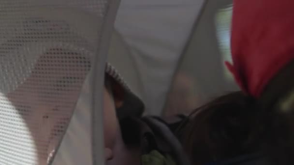 Mère avec bébé dans le bus — Video